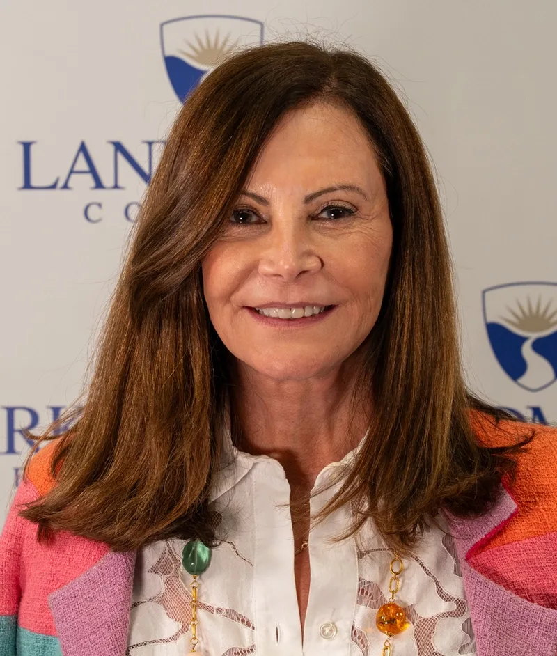 Headshot of Wendy Svarre.