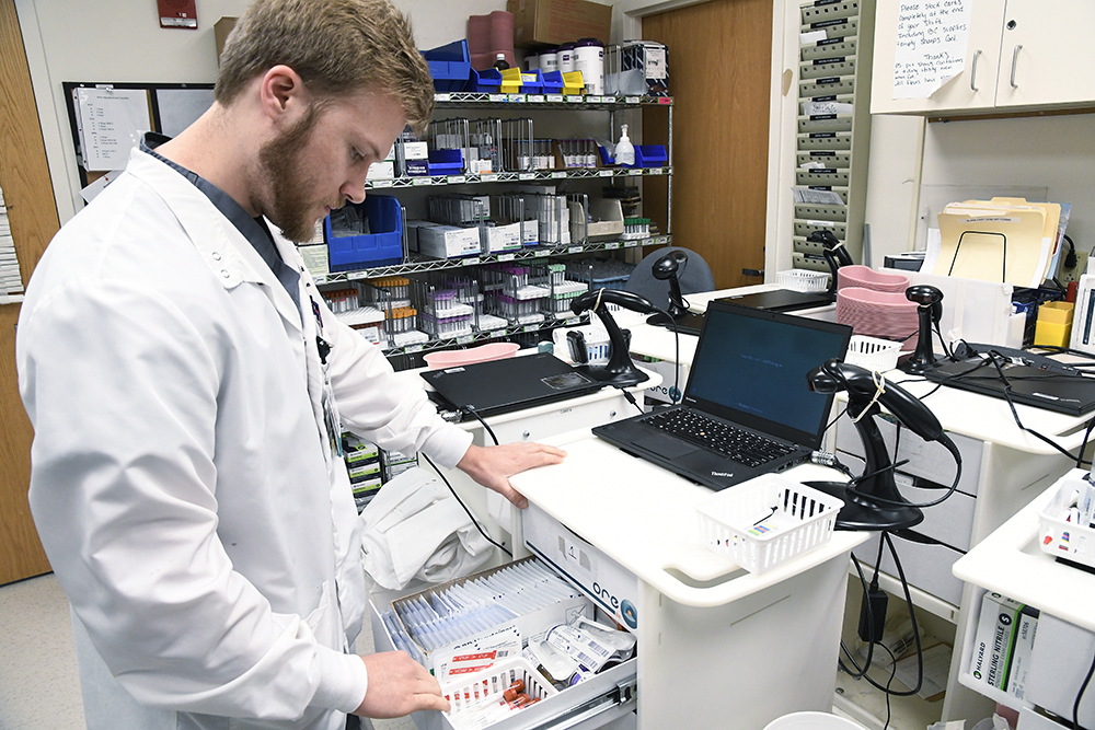 James Stockwell ’14 running samples in a lab.