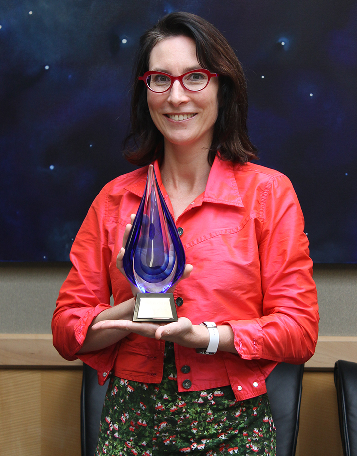 Theodora van Roijen '00 holding her award.