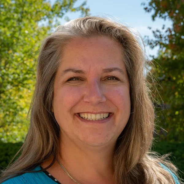 Headshot of Leslie Brodeur.